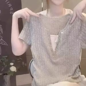 여름 대형 여성 의류 새로운 한국어 버전 루즈하고 얇은 가짜 투피스 핫 다이아몬드 V 넥 반팔 티셔츠