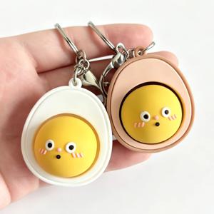 스트레스 해소를 위한 귀여운 버튼이 있는 만화 창작 계란 모양의 열쇠고리 배낭 자동차 열쇠고리 독특한 선물