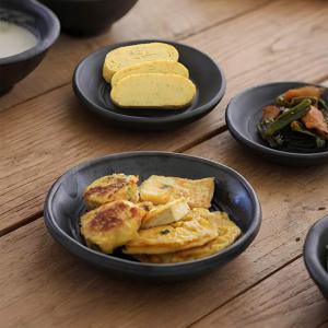 곱게 빚은 흑돌 낮은 원형 찬기 (3size) 국산 핸드메이드 프리미엄 도자기 접시 그릇
