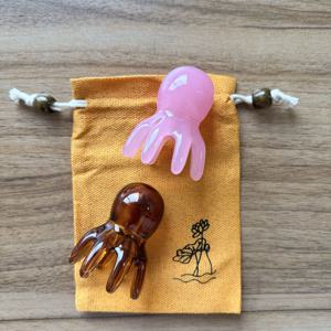 2개 문어 마사지 빗과 1개 패브릭 보관 가방, 머리 지압 마사지기, 휴대용 두피 마사지 도구, 레진 손잡이 문어 머리 마사지기, 헤어 케어 및 휴식용 두피 자극기, 크기 1.81 X 2.36In