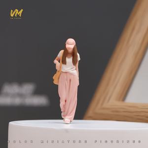 3D 프린팅 모델 1/64 스케일 ABS 수지 소재 컬러 캐릭터 모델, 돛차양 달린 뒷모습, 천 가방, 모자를 쓴 소녀 모양 미니어처 장면 DIY 액세서리, 탁상용 수집품 장식품, 장면 레이아웃 및 창의적인 촬영 디스플레이용