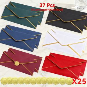 37피스 세트: 빈티지 봉투 12개 + /레드/그린/네이비 블루/블랙/화이트 골드 실링 스티커 25개. 럭셔리 골드 포일 디자인, 각 색상 두 개씩. 웨딩 파티 초대장, 수제 편지 포장, 크리스마스 수제 카드 실링, 새해 및 생일 인사말 카드에 이상적. 빈티지 문학 문구 봉투 세트