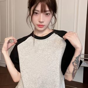 플러스 사이즈 여성용 일본 & 한국 스타일 패치워크 그레이-블랙 반팔 티셔츠 - 루즈한 라운드 넥 디자인, 통기성 있는 중간 신축성 원단, 기계 세탁 가능 봄/여름 캐주얼웨어, 심플하고 패셔너블한 경량 상의, 풀오버, 트렌디한 쇼핑객을 위한 필수 아이템