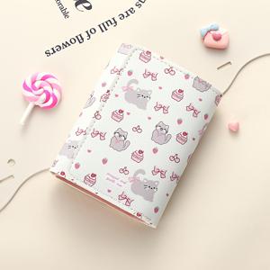 귀여운 만화 디자인과 학생들에게 완벽한 스타일리시하고 독특한 여성용 3단 지갑입니다. 다양한 카드 슬롯, 매력적인 고양이 모티프, 동전 주머니, 더 큰 화폐를 위한 칸막이가 있습니다.