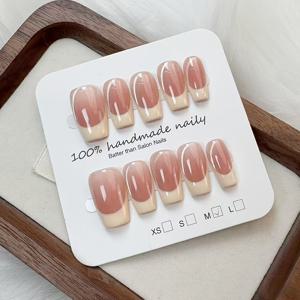 핸드메이드 짧은 사다리꼴형 인조네일 10개 세트, 사이드 캣아이 화이트 프렌치 스타일 스머지 탭온 베이스 디자인, 집에서 DIY용. 네일 스티커 1개, 네일 파일 1개, 네일 리무버 스틱 1개 포함. 여성의 외출, 파티, 모임, 데이트에 적합. 탈부착 및 재사용 가능. 일상적인 사무실 매니큐어 및 프레스온 네일에 이상적