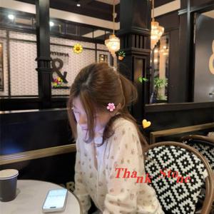 한국풍 화이트 플라워 프린트 니트 가디건 여성 신상 유니크한 디자인 루즈핏 슬림해보이는 아우터 상의