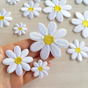 21개 데이지 자수 열전사 스티커 - 흰색 배경 노란색 꽃 핫 전사 천 패치, 청바지, 티셔츠, 가방, 베개 및 장식에 적합, 의류에 적용 가능