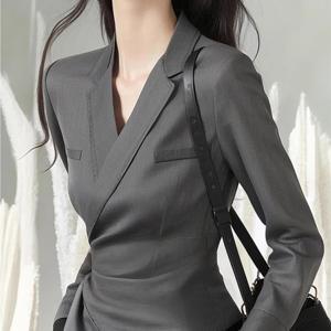 여성 랩 블라우스 자켓 슬림핏 테일러드 카라 셔츠 허리라인 핀턱 날씬해보이는 세련된 오피스룩 하객룩 출근룩 격식룩 모던 시크 그레이
