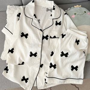 2pcs 여성용 파자마 세트, 리본 프린트 귀엽고 달콤한 스타일, 라펠 버튼 반팔 상의와 편안한 반바지, 우아한 여성 여름 잠옷 홈웨어 세트