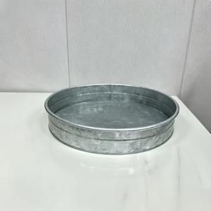 더 나은 그립감을 위한 확대된 테두리가 있는 장식용 연철 원형 트레이. 소박하면서도 스타일리시한 디자인으로 가볍고 내구성이 뛰어나 안뜰과 수영장가의 야외용으로 적합, 비식품용