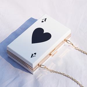 검은색 A 프린트가 있는 간편하고 다재다능한 작은 흰색 아크릴 가방. 크로스바디 또는 숄더 캐리용으로 적합하며 클러치로도 사용 가능합니다.