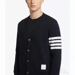 톰브라운 26FW 루프백 4바 보트 자수 가디건 MJT582E 00535 415