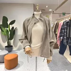 에잇컨셉 C23J7FJP023 루즈핏 하이넥스웨이드점퍼