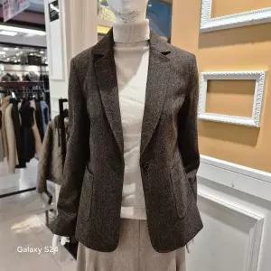 [BCBG]겨울25 헤링본 슬림 자켓 A5WAJ182