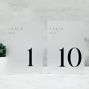 받침대가 있는 서리 낀 결혼식 테이블 번호 1-10