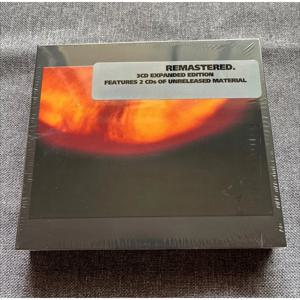 헤비 록 보컬 오디오 CD, 오렌지 레드 색상의 추상적인 시각 디자인 커버, 음악 애호가와 물리적 미디어 수집가를 위한 록 음악 디스크.