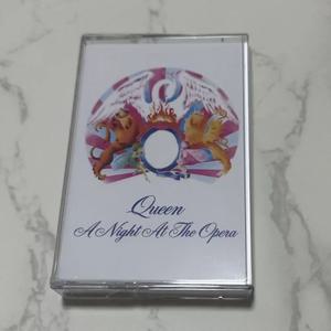 빈티지 플라스틱 카세트 테이프, 퀸의 ‘A Night at the Opera’ 앨범, 모든 곡 수록, 음악 애호가와 집을 꾸미는 데 어울리는 고전적인 수집품