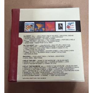 록 라이브 공연 오디오 8CD, 패턴이 들어간 흰색 상자 포장, 음악 애호가와 물리적 미디어 수집가를 위한 록 음악 CD.