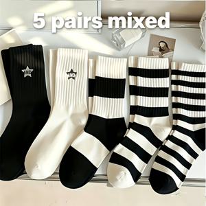 혼합 튜브 삭스 5켤레, 흑백 색상 조합, 별 프린팅 및 스타일, 총 5가지 독특한 스타일; 골지 가공, 부드럽고 통기성 좋은 원단 사용, 심플한 대학생 스타일, 일상복 및 캠퍼스웨어용